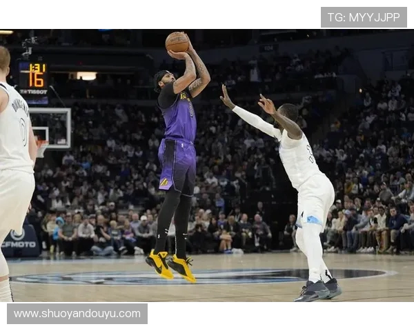 戴维斯积极补篮建功勇士抢下第七前板二次进攻13比4领先